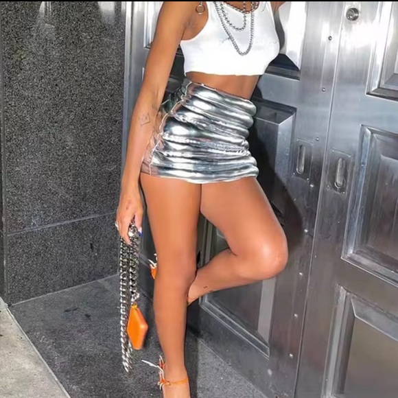 Unbranded:Silver Puffer Mini Skirt - Picture 3 of 9